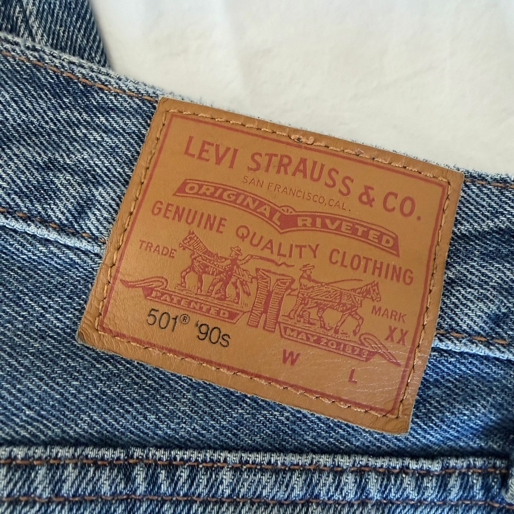 Levi's Women's Straight-Leg Jeans in Classic Blue Wash 501 90s - Picture 3 of 4